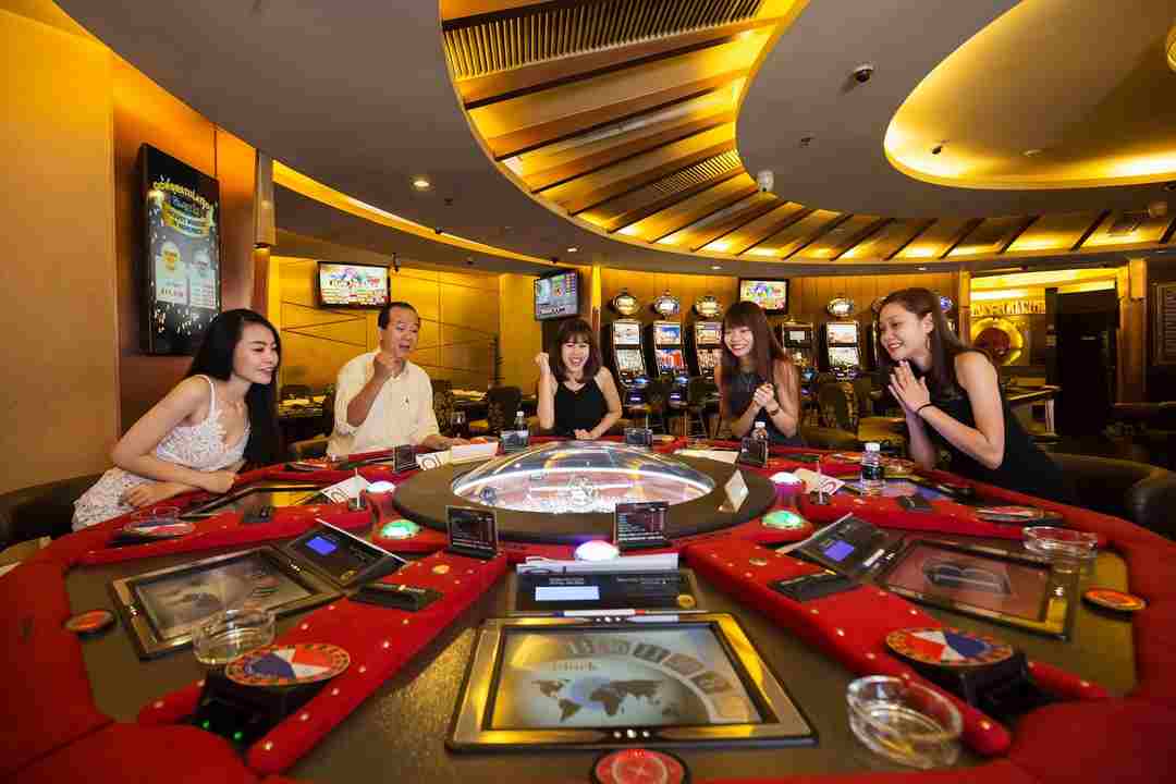 Bạn sẽ thấy sự đông vui và nhộn nhịp của những hoạt động tại Pailin Flamingo Casino
